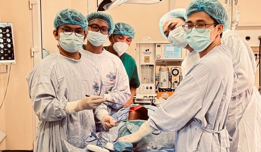 Xúc động trước gia cảnh khó khăn của bệnh nhi ung thư xương, bác sĩ quyết tâm giữ lại đôi chân cho bé