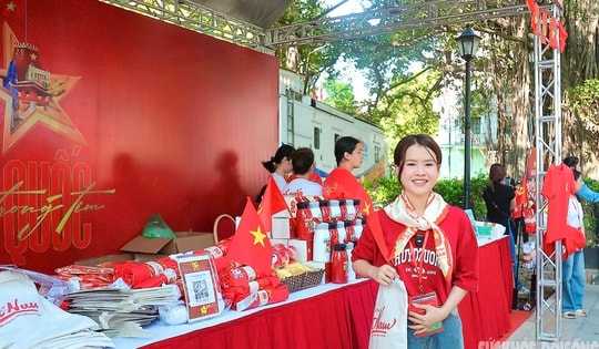 Giới trẻ háo hức nhận vé miễn phí chương trình 'Tổ quốc trong tim'