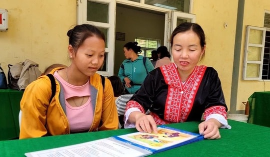 Vai trò không thể thay thế của cô đỡ thôn bản trong chăm sóc sức khỏe bà mẹ, trẻ em vùng khó khăn