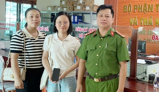 Bất ngờ nhận được 100 triệu trong tài khoản, người phụ nữ Hải Phòng vội trình báo công an xã