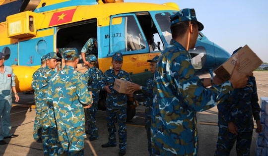 Trực thăng quân đội cấp tốc đưa hàng cứu trợ đến vùng lũ Điện Biên