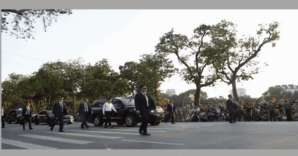 Người dân xem đặc nhiệm biểu diễn chống khủng bố, bảo vệ yếu nhân trên phố đi bộ Hà Nội