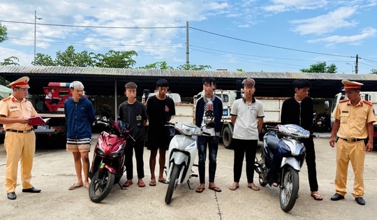 Nhóm học sinh mang hung khí 'diễu phố' gây va chạm giao thông rồi bỏ chạy