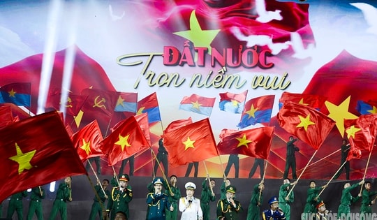 ‘Mạch nguồn vinh quang’ - Bản hùng ca tình quân dân