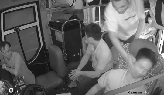 Người đàn ông bất ngờ tát tài xế khi đang lái xe khách