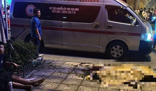 Xe máy lao vào cột đèn trong đêm khiến 3 thanh thiếu niên thương vong