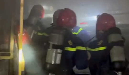 Gara ô tô ở Huế bốc cháy trong đêm