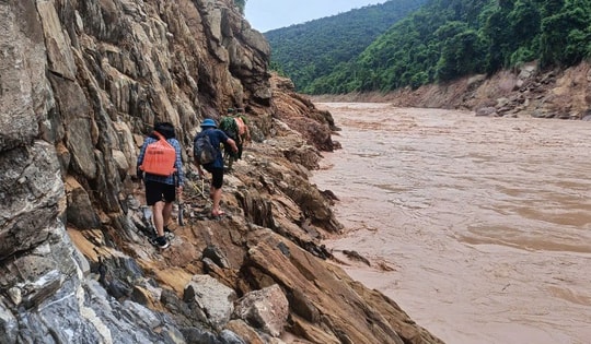 Xé rừng, vượt lũ cứu bản Cha Nga