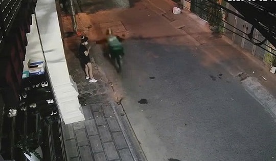 Điều tra vụ cô gái bị người mặc áo xe ôm công nghệ cướp giật điện thoại ở Hà Nội