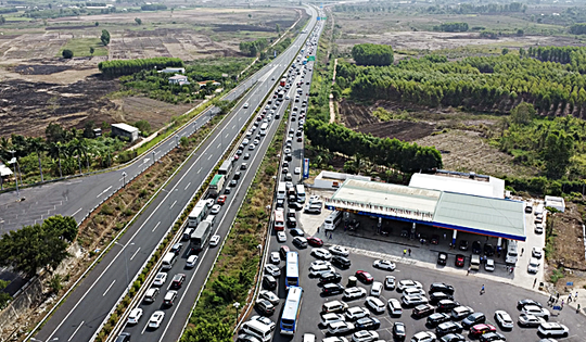 Đề xuất cấm xe tải, xe khách chạy làn trái cao tốc