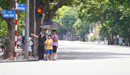 Miền Bắc nắng nóng trên 39 độ trước khi chuyển mưa dông