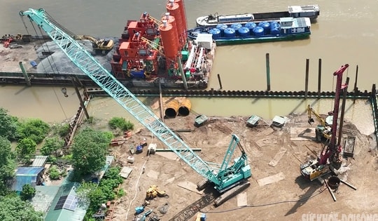 Công trường cầu Tứ Liên nhìn từ trên cao