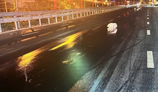 Xe bồn gặp sự cố khiến dầu chảy loang trên quốc lộ 1