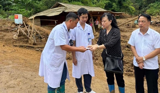 Bộ trưởng Bộ Y tế thăm hỏi, động viên người dân bị ảnh hưởng thiên tai, sạt lở tại Điện Biên