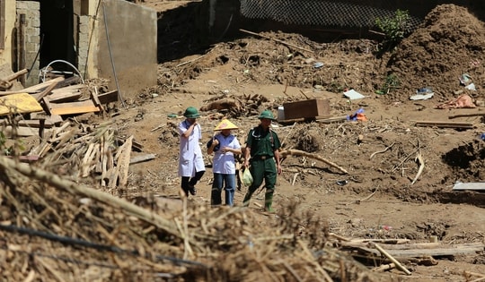 Y đức giữa tâm lũ