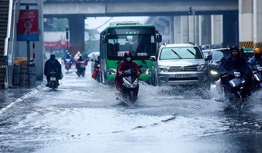 Giữa nắng nóng thiêu đốt đã xuất hiện mưa dông ở vùng núi
