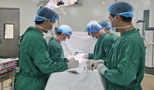 Cứu sống nam bệnh nhân bị xe tải cán dập ổ bụng, nội tạng văng ra ngoài