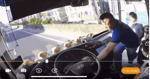 Tài xế ô tô con lao lên xe khách rút chìa khóa rồi bỏ đi, mặc kệ 40 hành khách bên trong