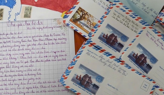 Hàng trăm lá thư tay của học sinh gửi tới quân và dân Trường Sa