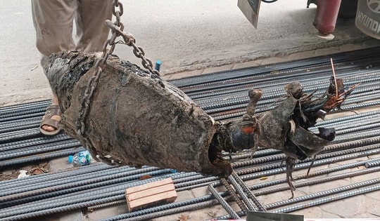 Hốt hoảng vì tưởng đào được bom giữa phố Khương Trung, sự thật khiến ai cũng bất ngờ