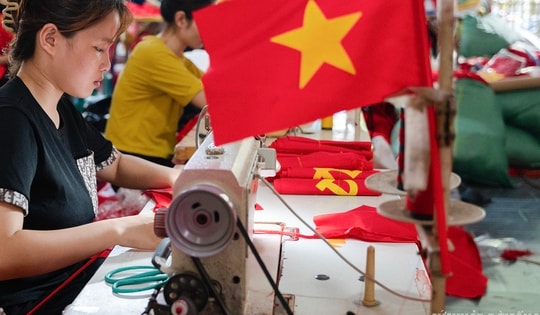 Làng may cờ Tổ quốc đỏ rực dịp Quốc khánh 2/9