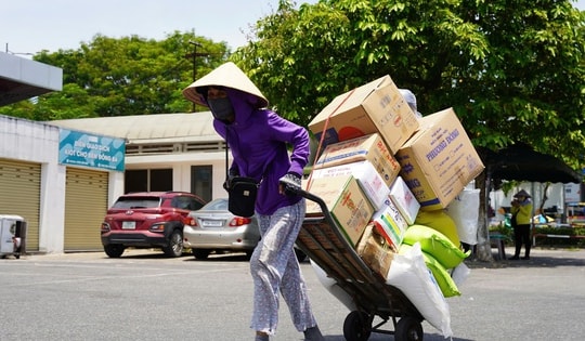 Người lao động chật vật mưu sinh giữa nắng nóng gay gắt, làm gì để phòng sốc nhiệt?