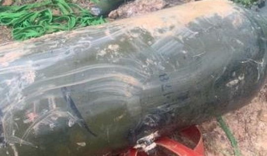 Di dời an toàn một quả bom tại vùng lũ Điện Biên