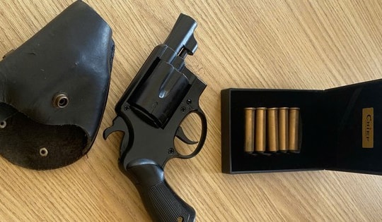 Đi đổ rác, người đàn ông bất ngờ nhặt được súng và 5 viên đạn