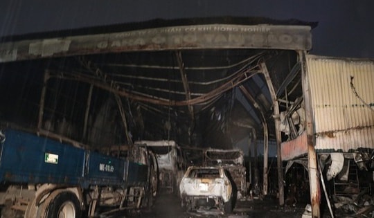 Bắc Ninh: Hỏa hoạn tại gara giữa trời mưa to và sấm sét, thiêu rụi 6 ôtô