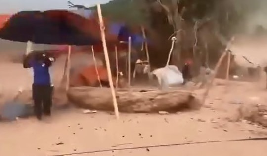 Vừa oằn mình sau lũ dữ, xã nghèo ở Nghệ An lại xuất hiện lốc xoáy