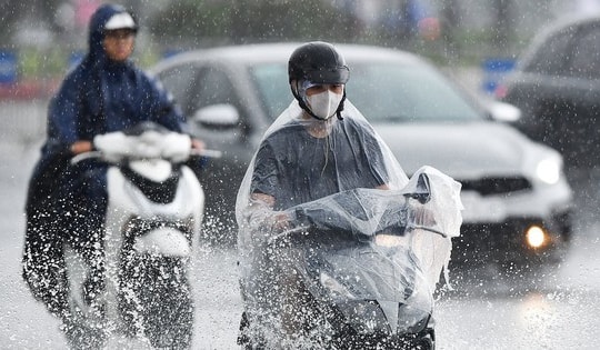 Mưa dông bao phủ miền Bắc, nắng nóng Trung Bộ còn kéo dài