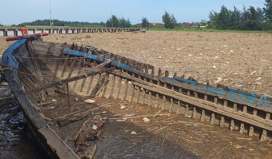 Nan giải 'bài toán' thu gom, xử lý hàng trăm tấn rác chặn luồng lạch