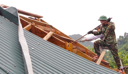 Bộ đội tiếp tục đến các bản làng bị cô lập ở Nghệ An giúp đỡ người dân