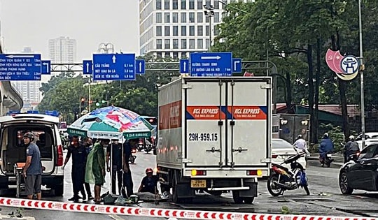 Hà Nội: Người phụ nữ tử vong thương tâm dưới gầm xe tải sau va chạm giao thông