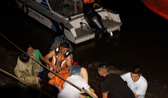 Bác sĩ xuyên đêm vượt sóng dữ, mưa dông cứu sản phụ khó sinh ở xã đảo