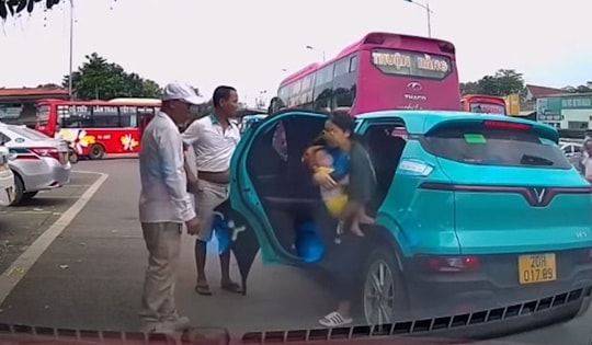Phẫn nộ nhóm người chặn đầu, đuổi phụ nữ bế con nhỏ khỏi xe taxi giữa trời nắng 40 độ