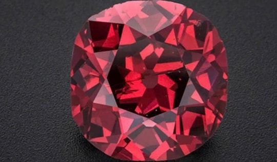 Tại sao kim cương có nhiều màu sắc khác nhau?