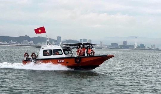Sẵn sàng cứu hộ, cứu nạn trên vịnh Hạ Long khi có tình huống bất ngờ