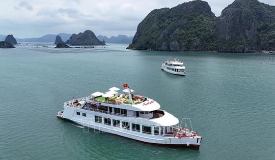 Tàu du lịch trên vịnh Hạ Long lắp đặt thiết bị thông tin liên lạc xong trước ngày 15/8