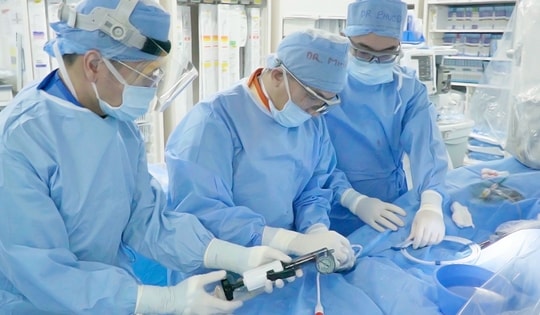 Lần đầu tiên dùng công nghệ IVL phá vôi lòng mạch cứu hai bệnh nhân thành công