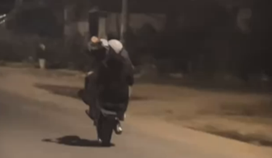 Xử lý 2 thanh thiếu niên điều khiển xe máy bốc đầu rồi đăng lên Facebook