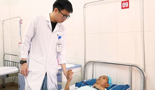 Cụ bà 78 tuổi mang khối u não 'khủng' được bóc tách thành công