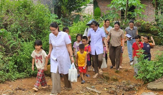 Những bước chân không mỏi chăm sức khỏe cho trẻ vùng cao