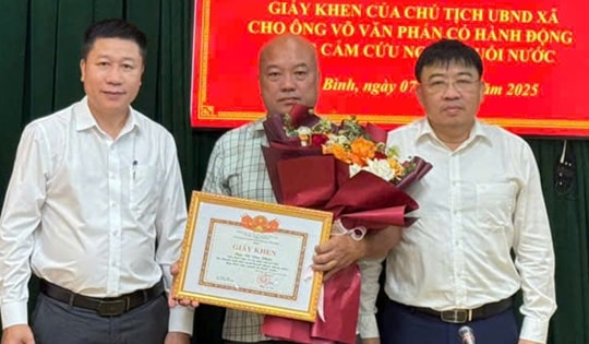 Khen thưởng người đàn ông cứu 2 học sinh bị sóng cuốn