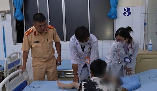 CSGT hỗ trợ đưa bé 4 tuổi bị co giật đi cấp cứu