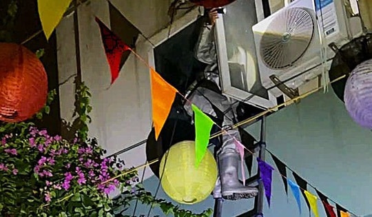 Cháy dữ dội nhà 5 tầng ở Hà Nội: Cảnh sát phá cửa, trèo thang cứu 3 người mắc kẹt