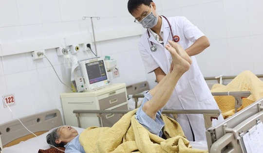 Cụ bà 73 tuổi bị đột quỵ não cấp khi đang đi du lịch