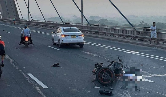 Xe máy biến dạng sau va chạm trên cầu Nhật Tân, nạn nhân tử vong tại chỗ