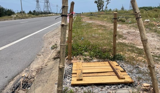 Gần 200 nắp hố ga đường ven biển bị mất, Quảng Trị dùng ván gỗ làm nắp đậy