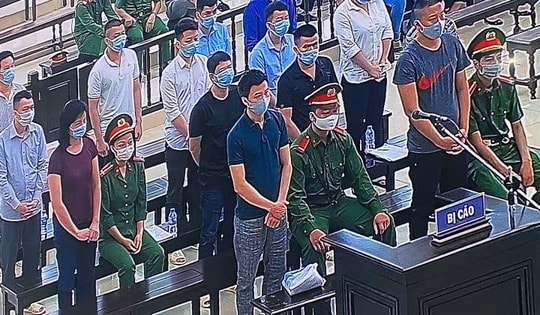 Ba người giúp nhập lậu gần 17.000 điện thoại di động, máy tính nhận án tù